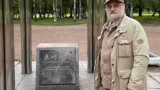 Александр Скобов у монумента «Колокол Нагасаки» в парке Андрея Сахарова в Петербурге